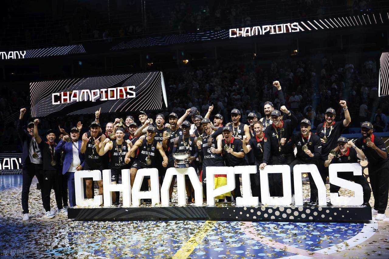 包含德国球员展现强大实力，捧起金球奖杯的词条