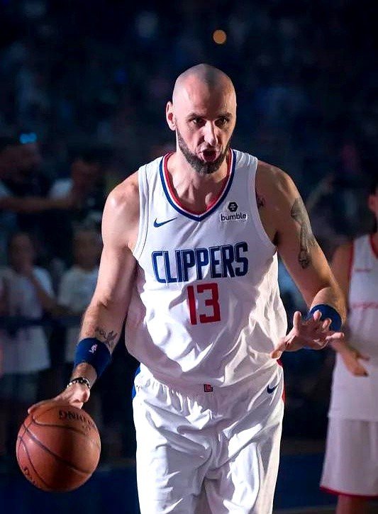 快船球员个个精神抖擞,轻松打败对手的简单介绍 快船球员个个精神抖擞,轻松打败对手的简单介绍