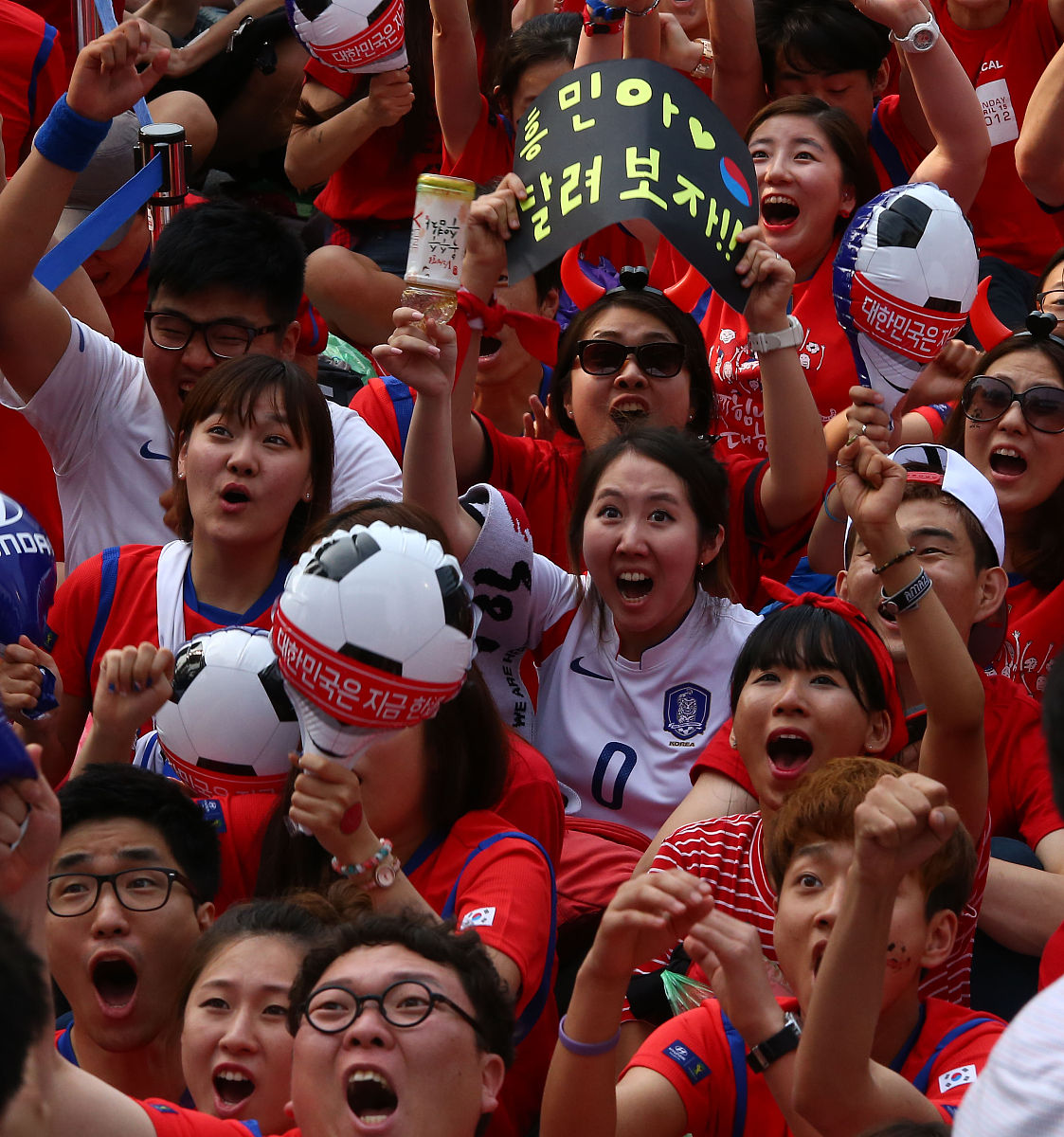包含激烈角逐唤醒球迷热情,赛场氛围高涨的词条 包含激烈角逐唤醒球迷热情,赛场氛围高涨的词条