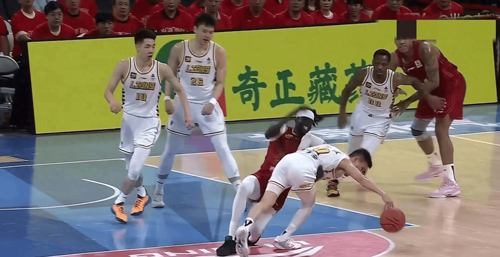 关于强行反击,球队险胜成功晋级的信息 关于强行反击,球队险胜成功晋级的信息