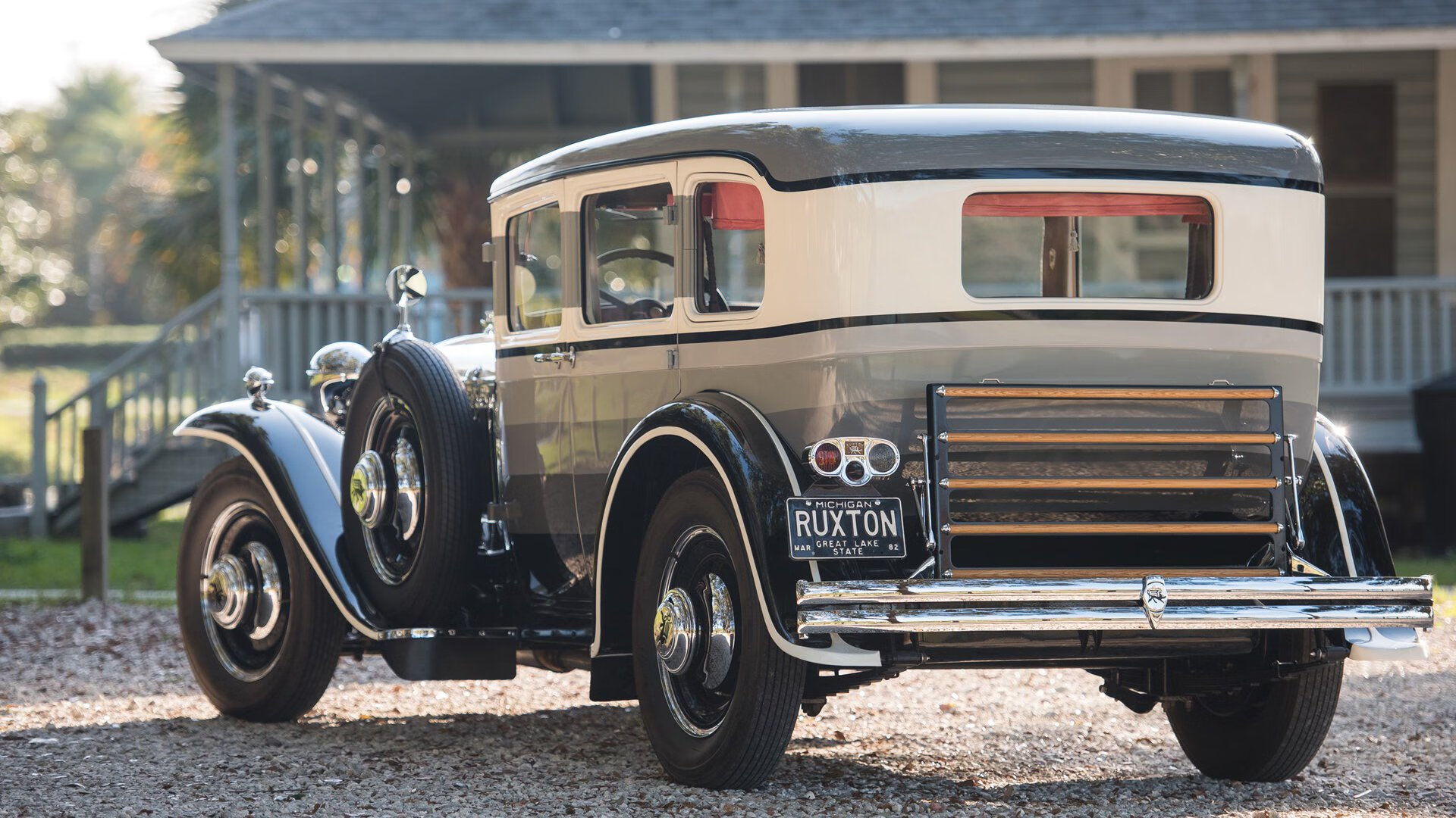 开云体育app-引擎咆哮时，他如法比尼奥般锁死对手—记F1街道赛之夜的极致防守艺术