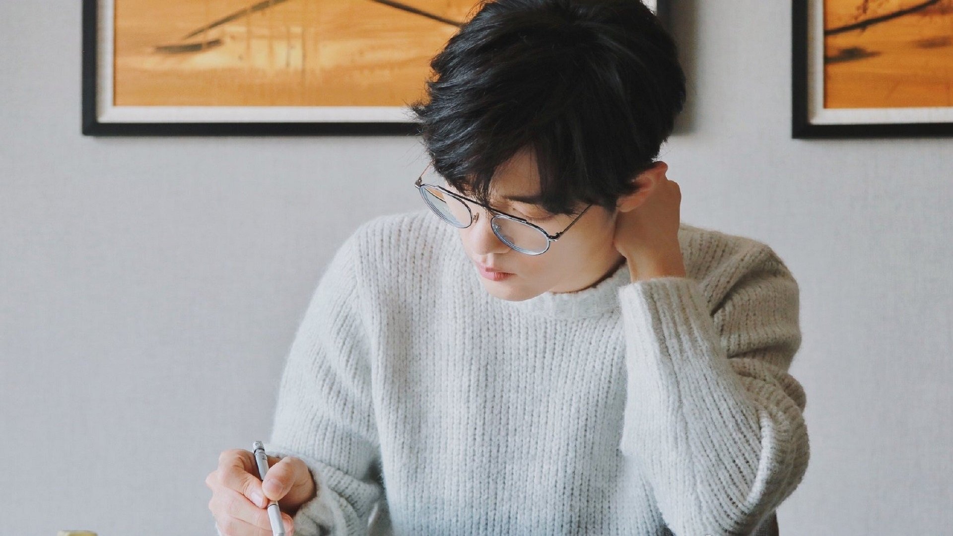 巴黎铁塔在他脚下弯曲，当布鲁诺的魔法点亮墨西哥之夜